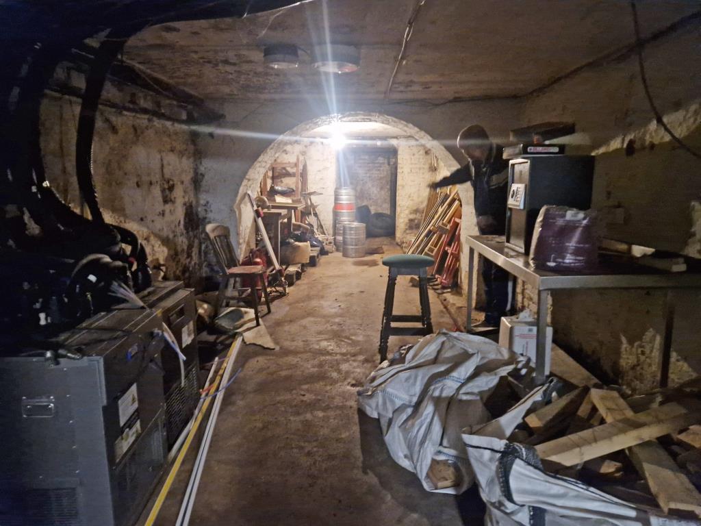 Lot: 126 - FORMER PUB WITH POTENTIAL - Basement